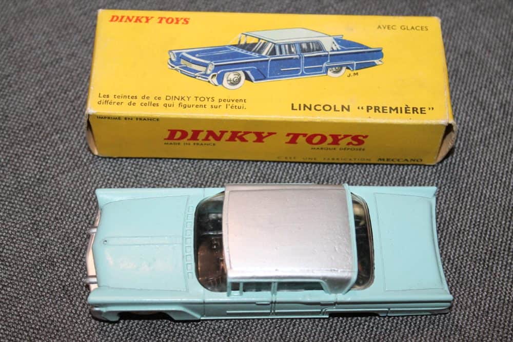 lincoln-premiere-pale-blue-and-silver-roof-convex-wheels-french-dinky-532-top