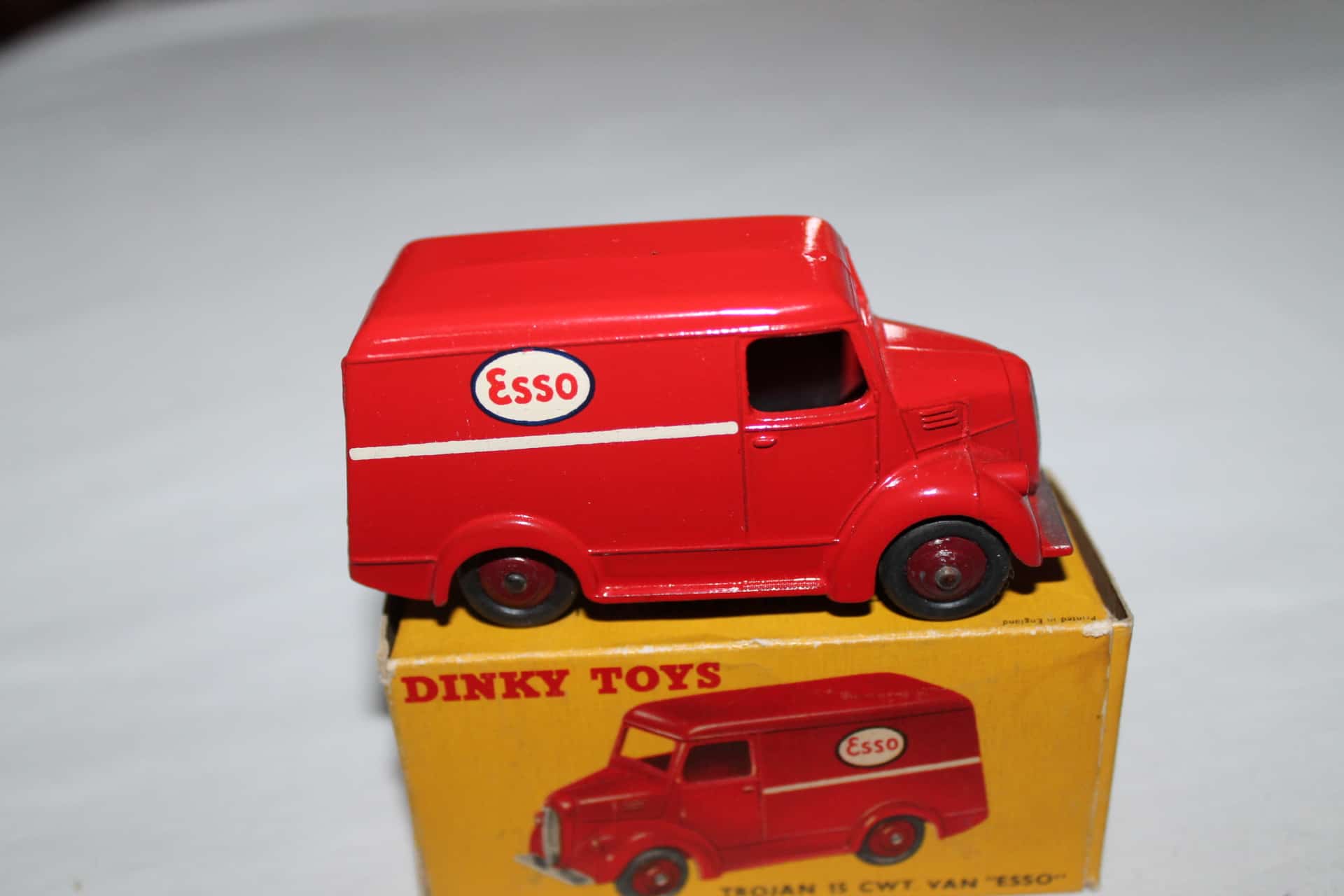Dinky Toys 031A 450 Trojan ESSO Van Diecast dinky-toys-031a-450-trojan-esso-van-diecast