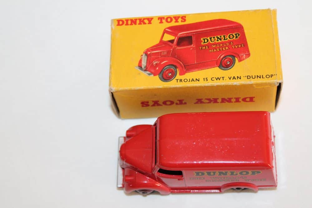 Dinky Toys 451/031B Trojan "Dunlop" Van Maroon wheels-top