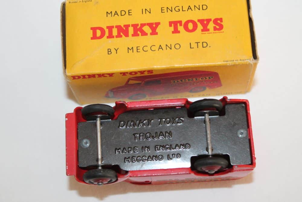Dinky Toys 451/031B Trojan "Dunlop" Van Maroon wheels-base