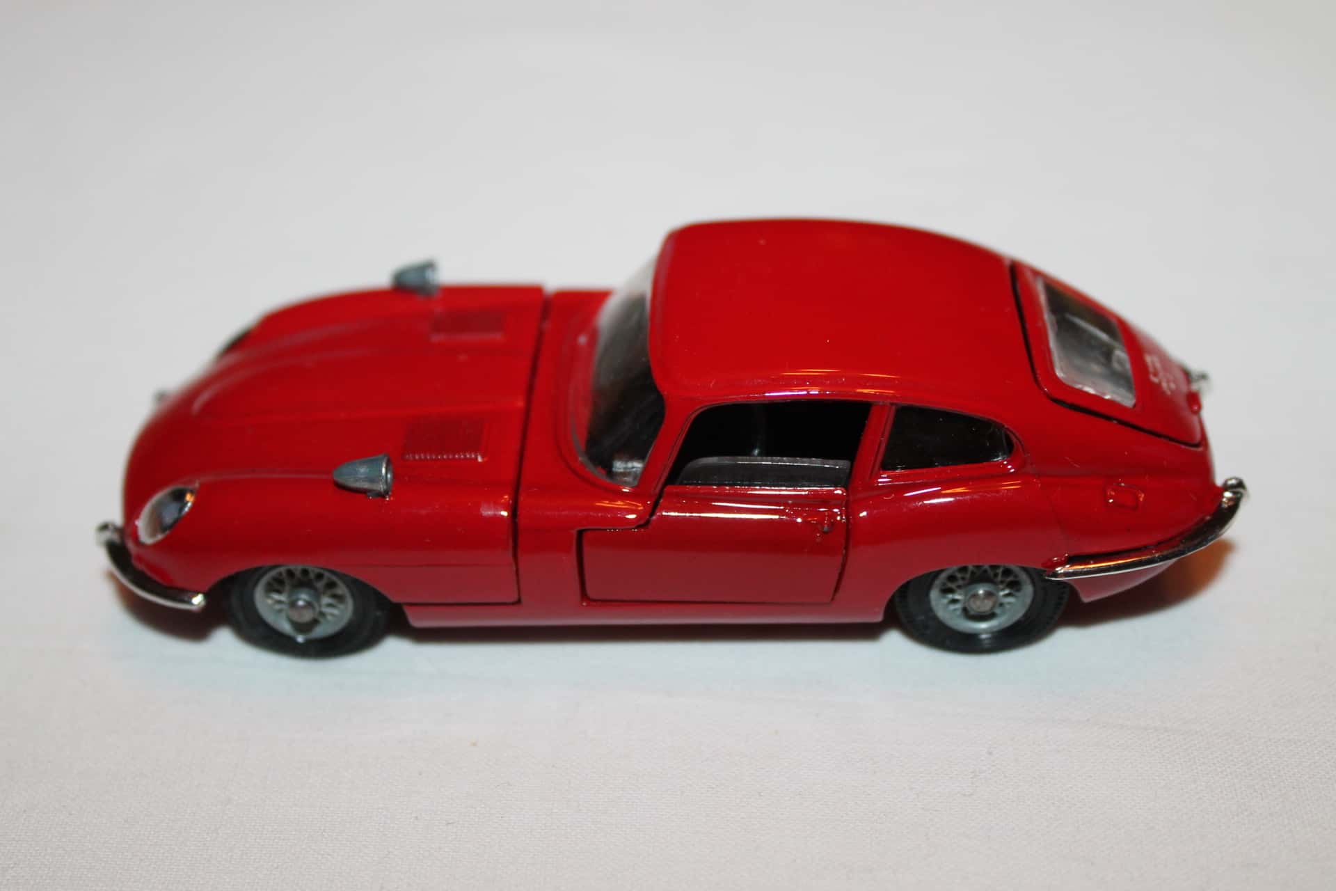 Corgi Toys 335 Jaguar 'E' Type 2+2 - Diecast