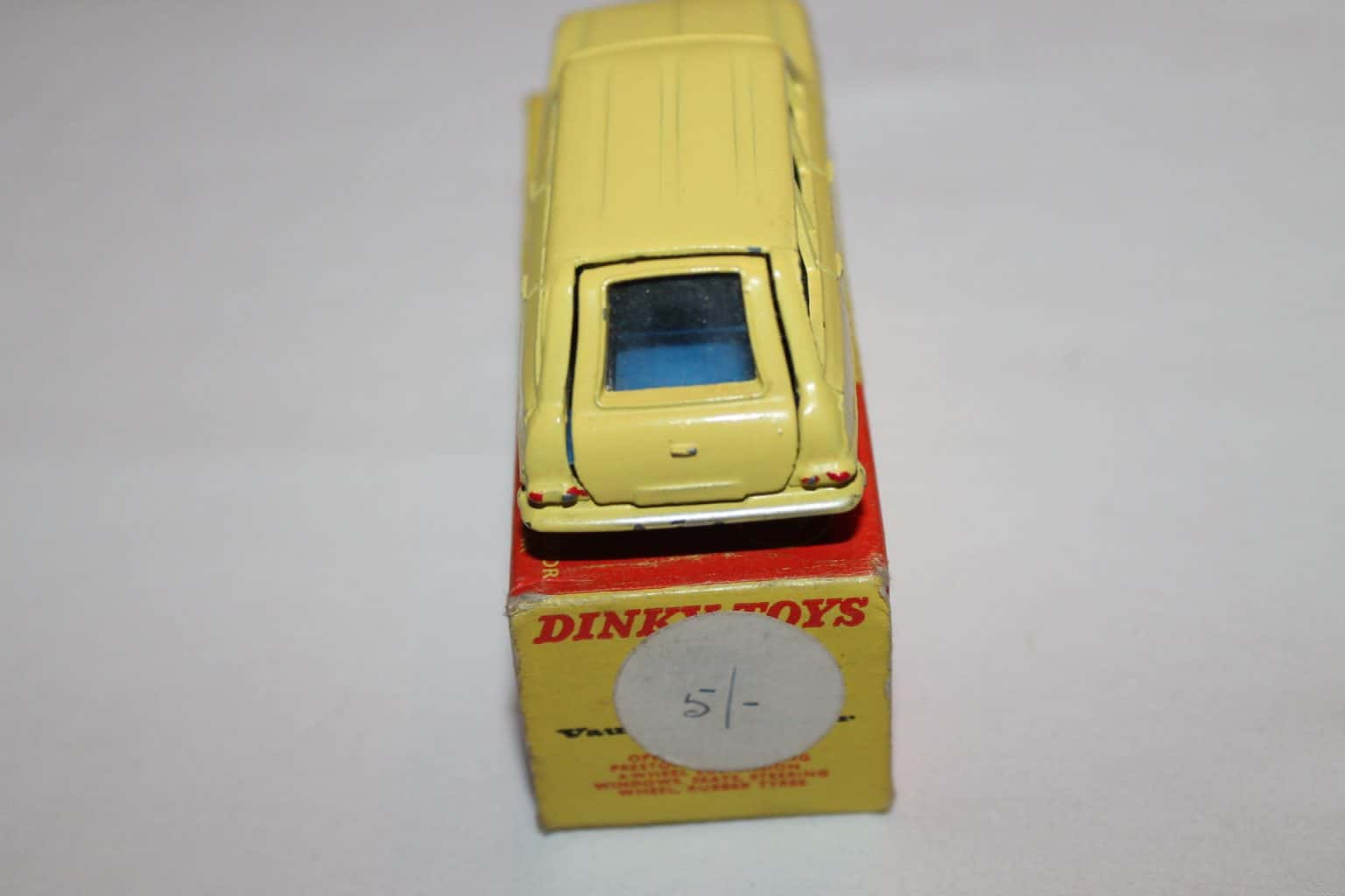 Dinky Toys 141 Vauxhall Victor Estate - Diecast