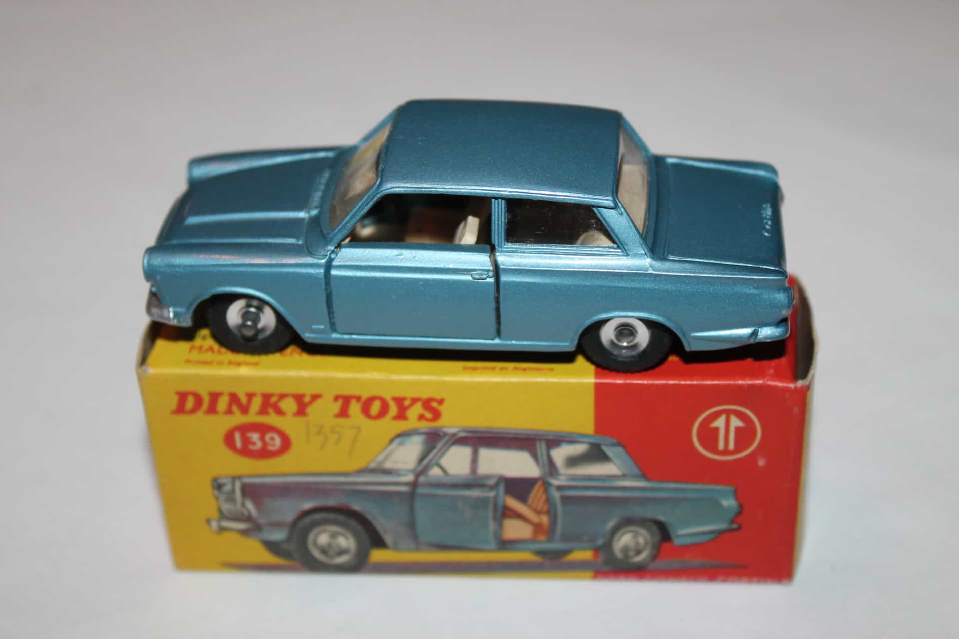 Dinky Toys 139 Ford Cortina - Diecast