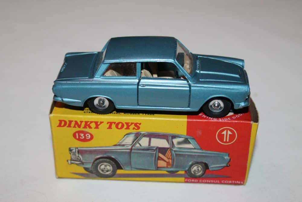Dinky Toys 139 Ford Cortina-side