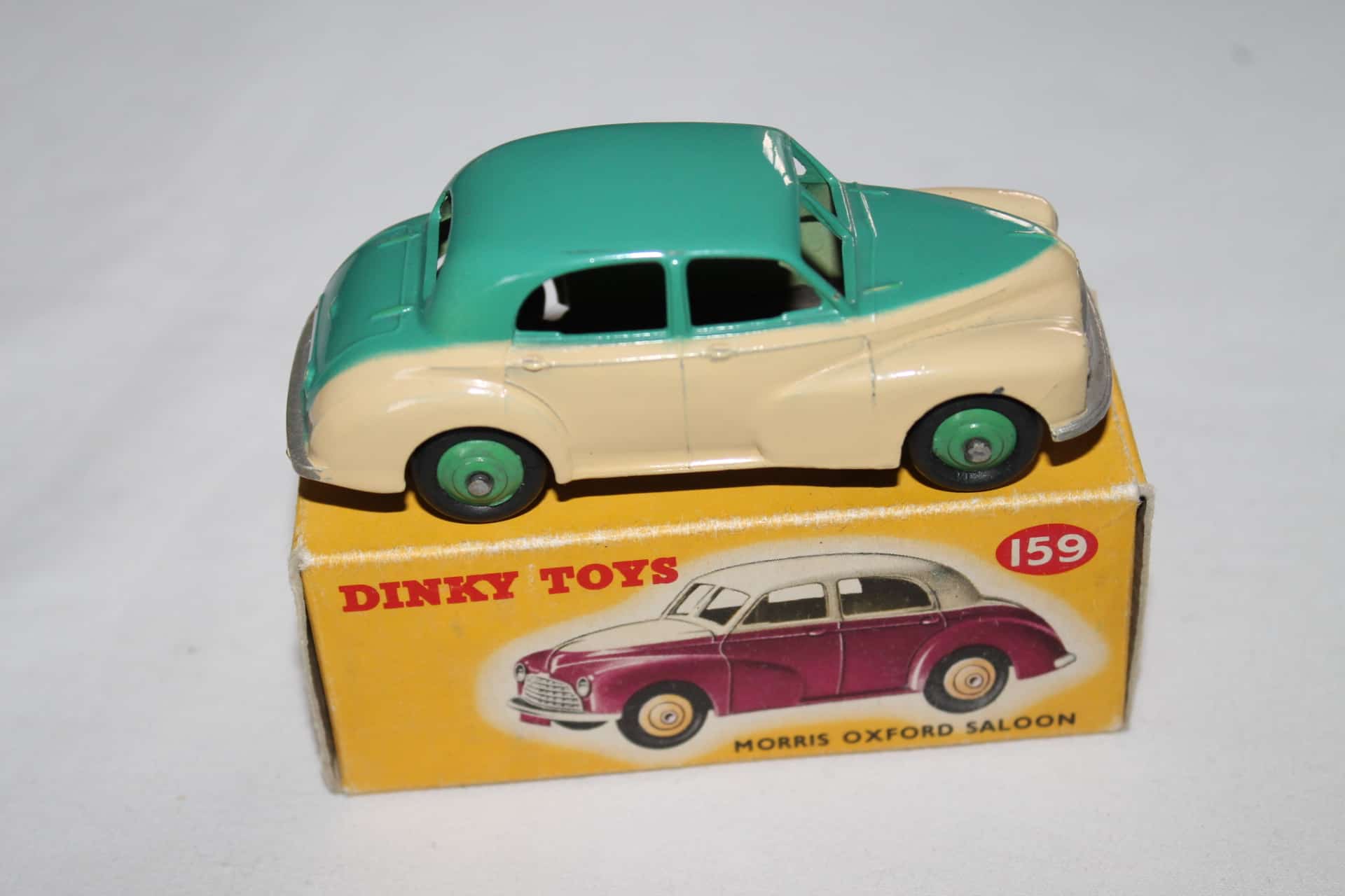 Dinky Toys GB Morris Oxford Saloon (Code 3) réf : 159