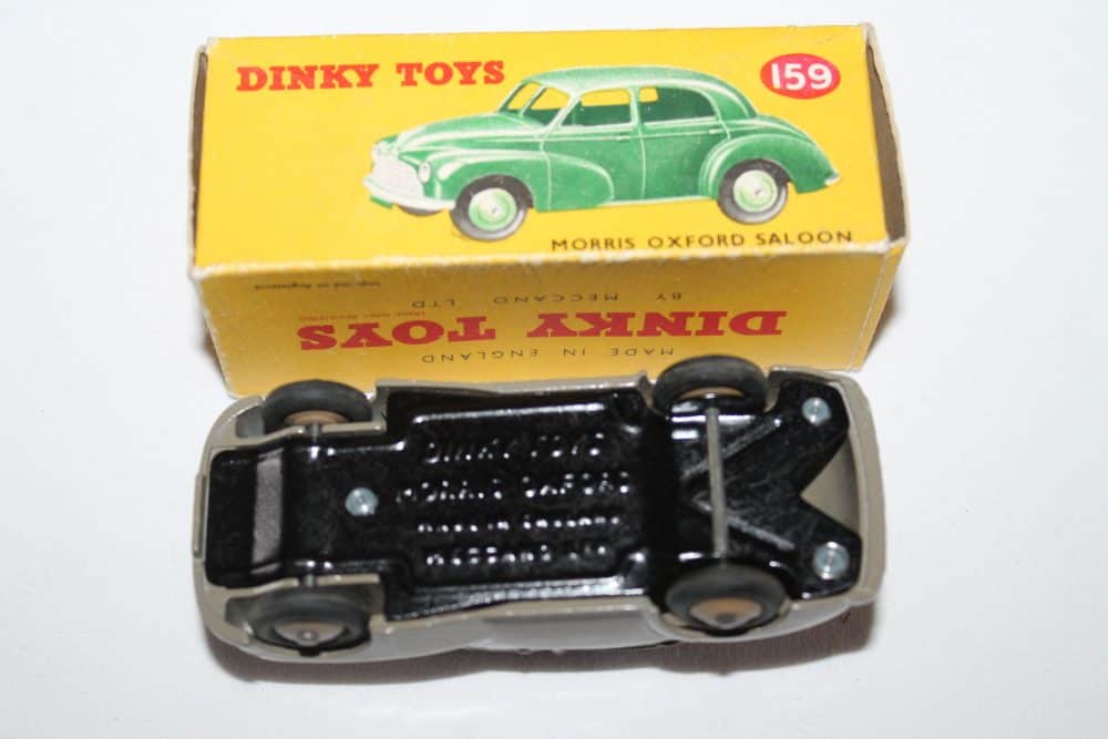 Dinky Toys 159 Morris Oxford-base