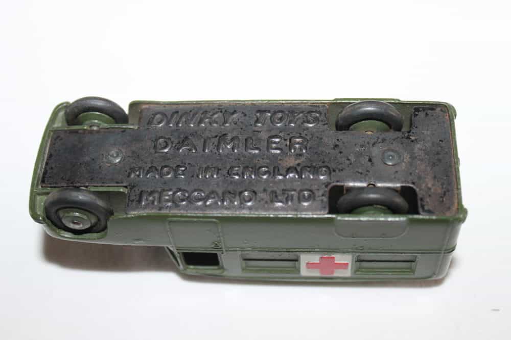 Dinky Toys 624 Daimler Military Ambulance-base
