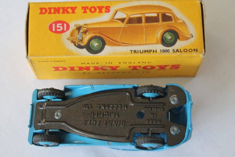 Dinky Toys 151 Triumph 1800-base