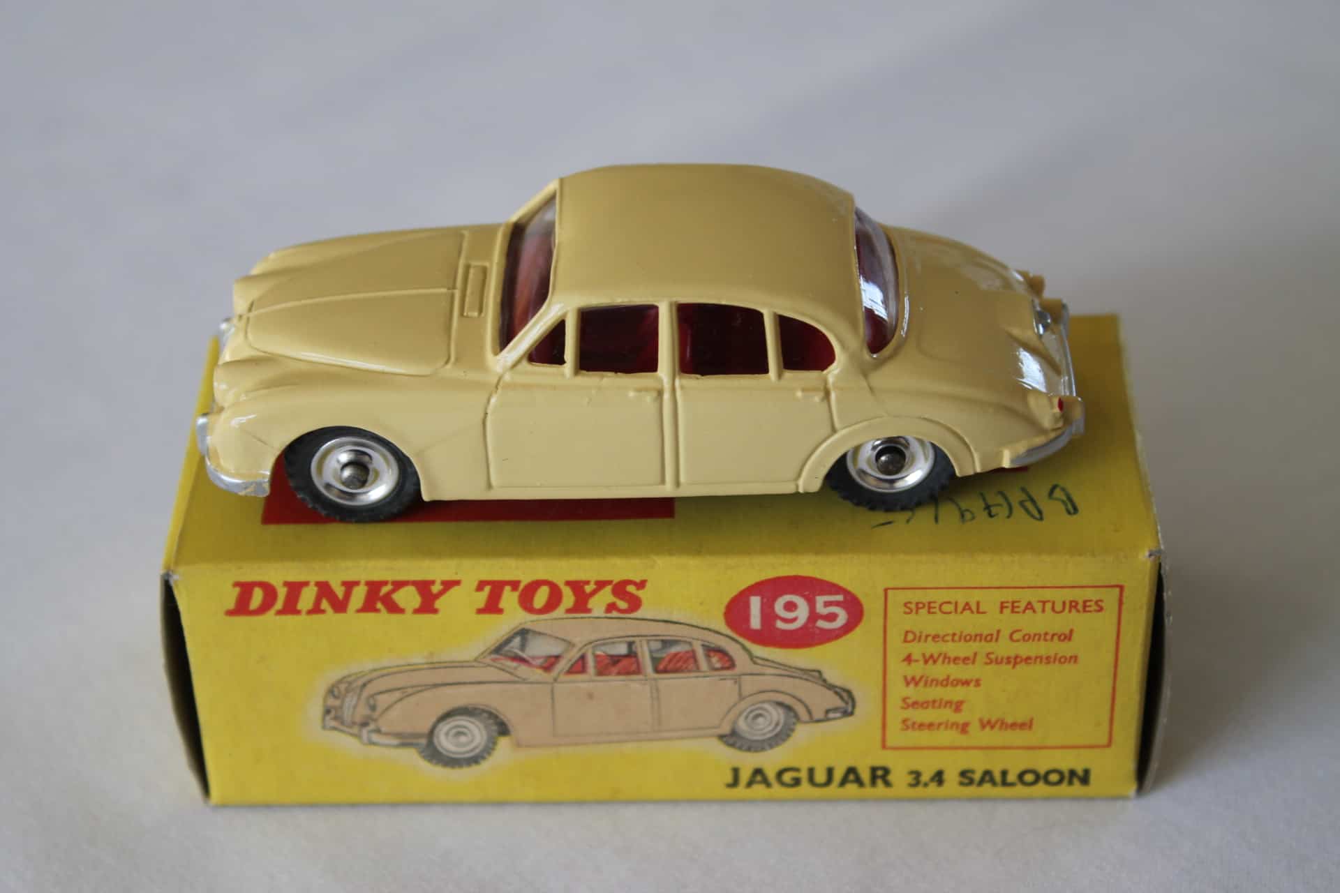 Dinky Toys 195 JAGUAR 3.4 Saloon neuf boite Mint in box ancien stock de