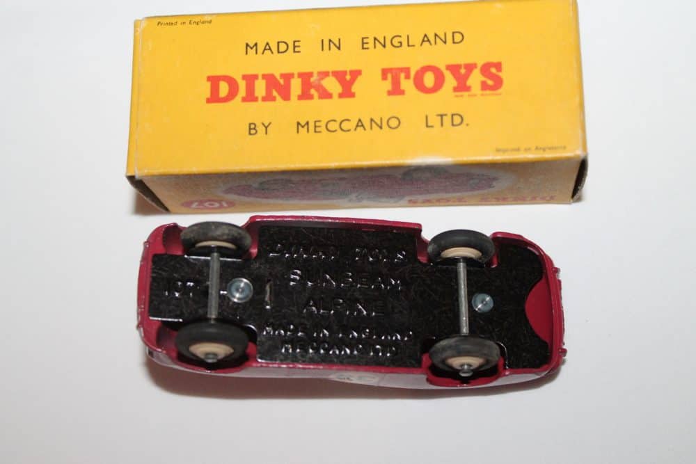 Dinky Toys 107 Cerise Sunbeam Alpine Competition-base