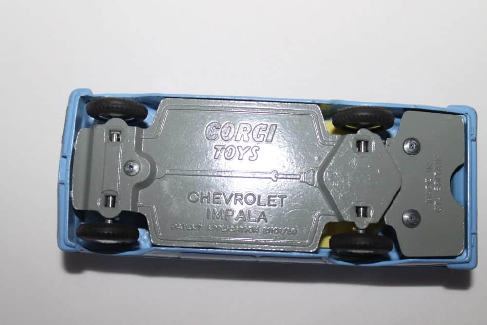 Corgi Toys 220 Chevrolet Impala Blue-base