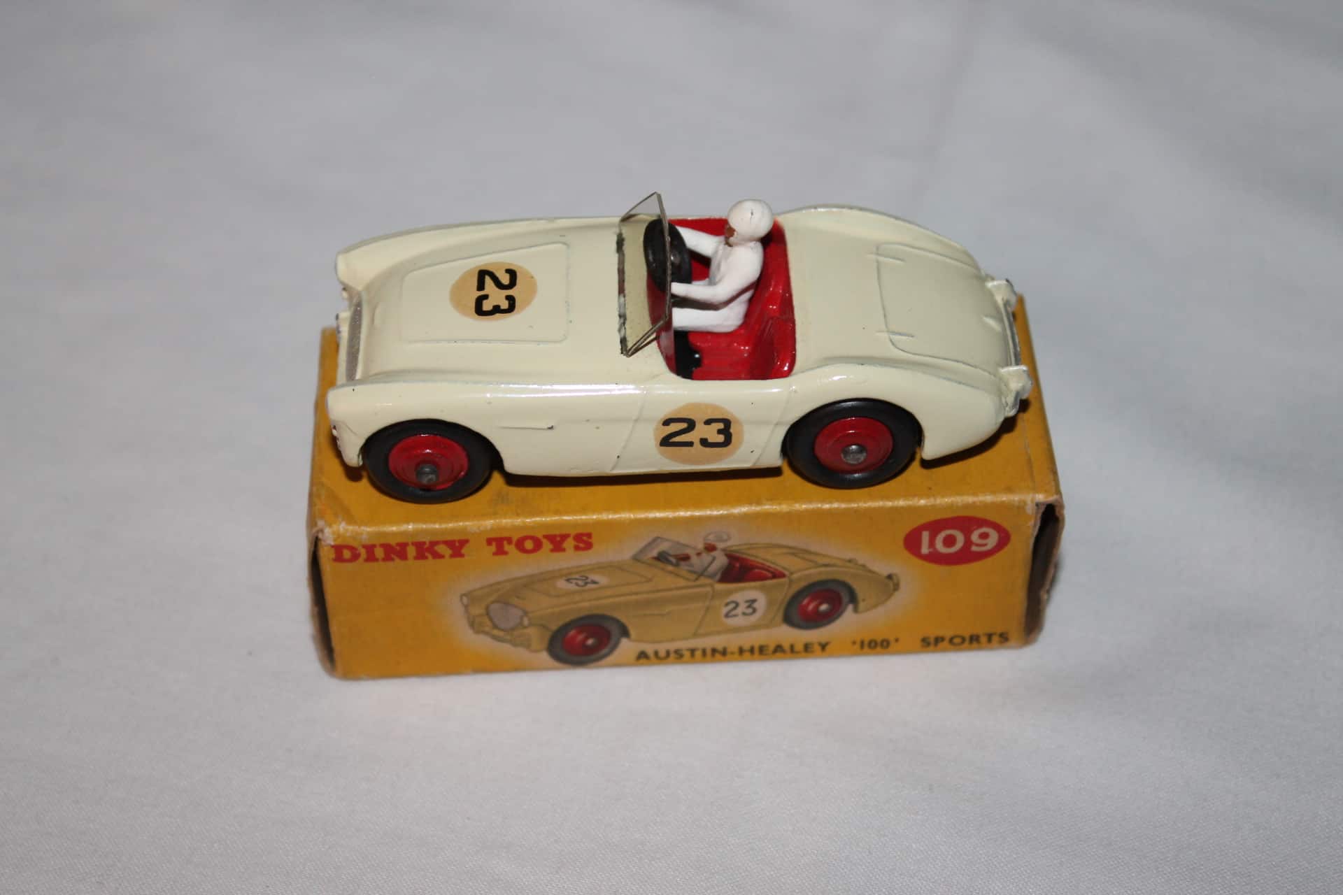 Dinky Toys Angleterre N°109 – Austin Healey 100 (échelle 1:43, Boîte D’époque)