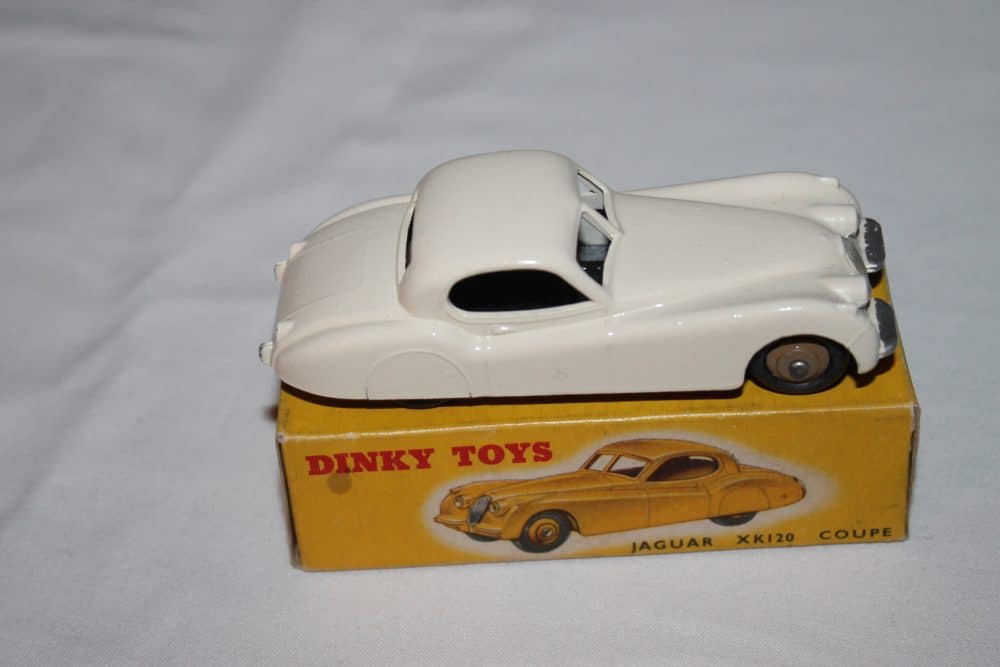 Dinky Toys 142 Jaguar Mark X-side