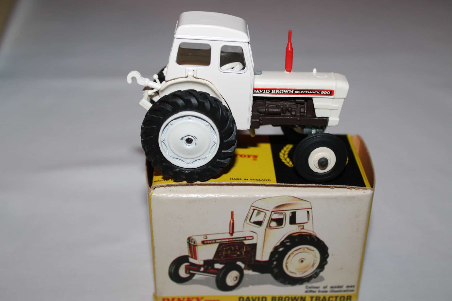Dinky 305 David Marrone Trattore Con Cofano Bianco E Tuta - Riproduzione Nuova