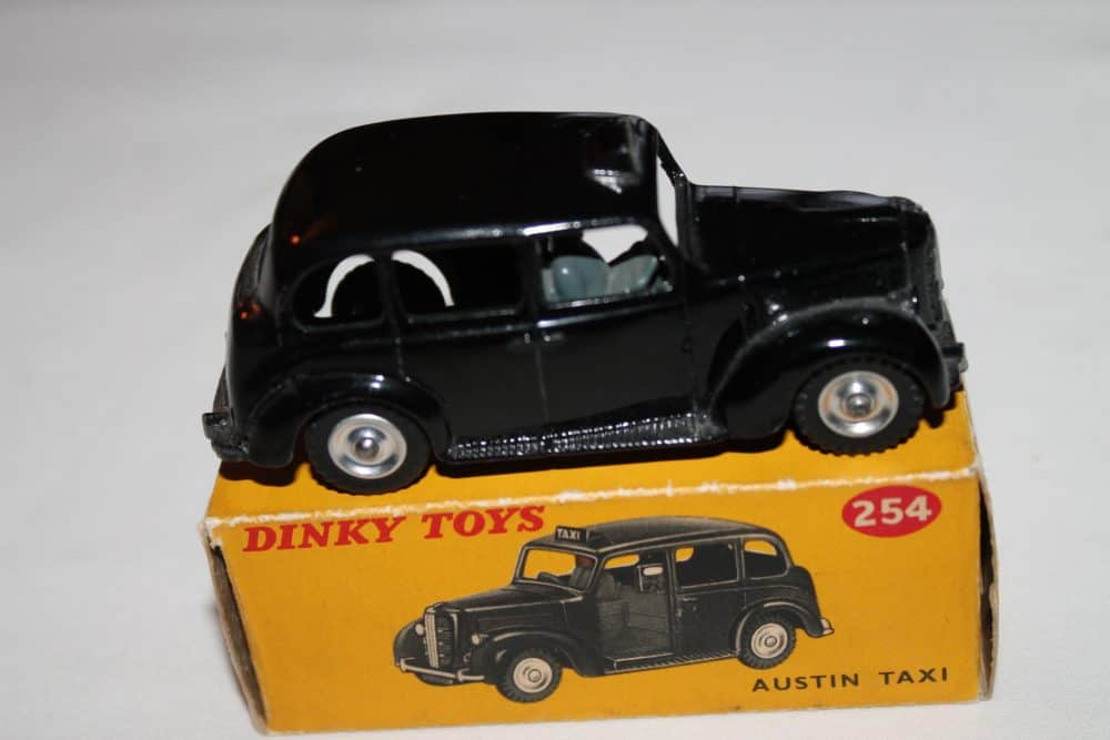 Dinky Toys 254 Austin Taxi-side