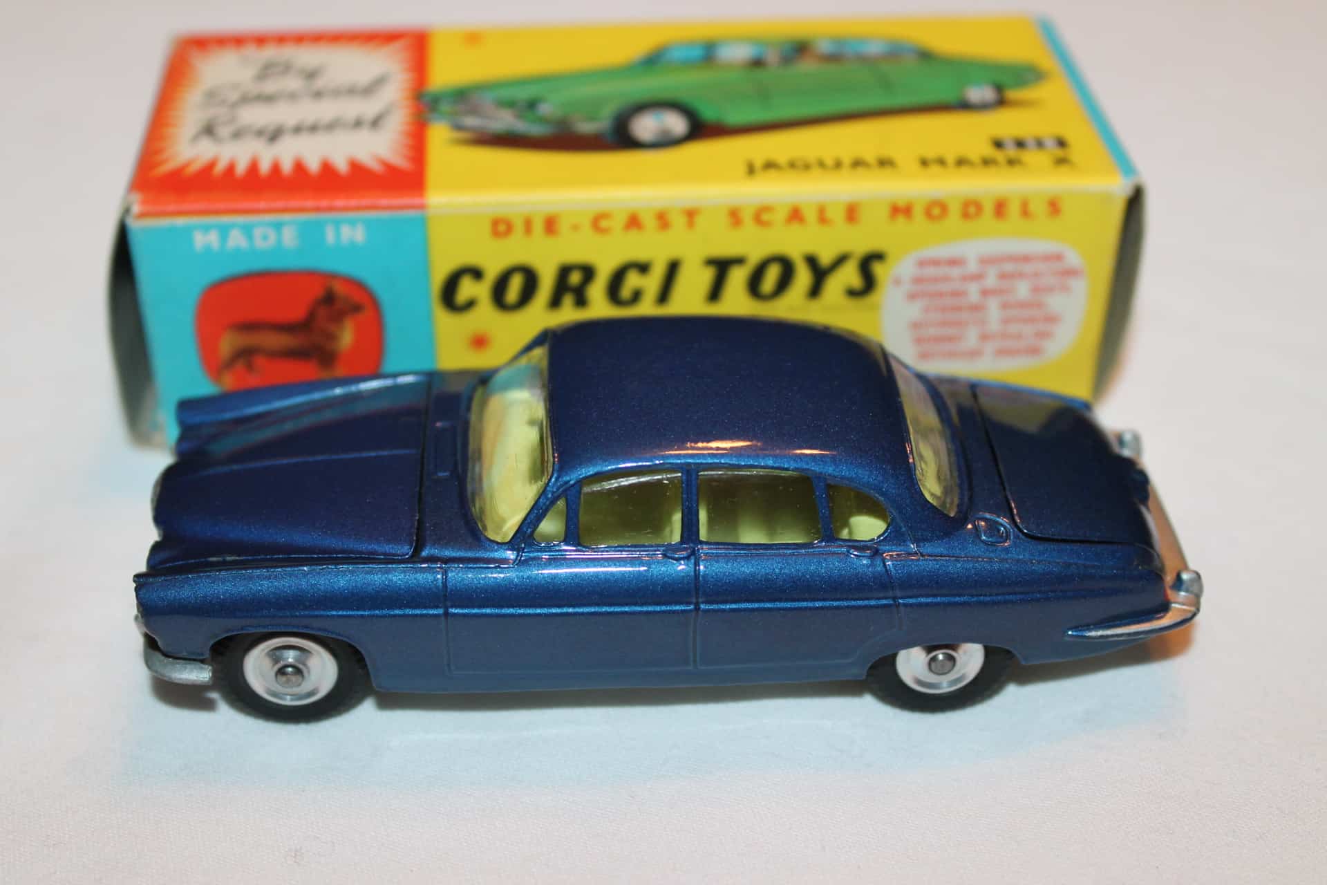 Corgi Toys 238 Jaguar Mark 10 - Diecast