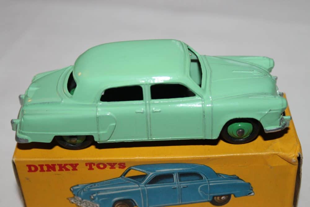 Dinky Toys 172 Studebaker Land Cruiser-side