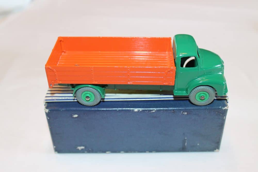 Dinky Toys 418 Comet Wagon with Tailboard-side