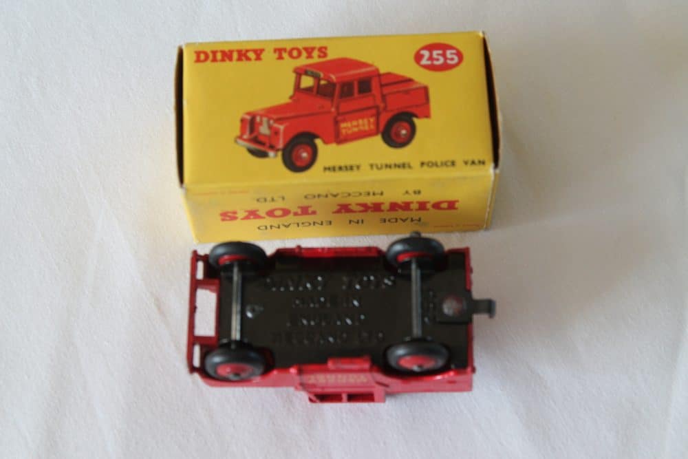 Dinky Toys 255 Mersey Tunnel Police Van-base
