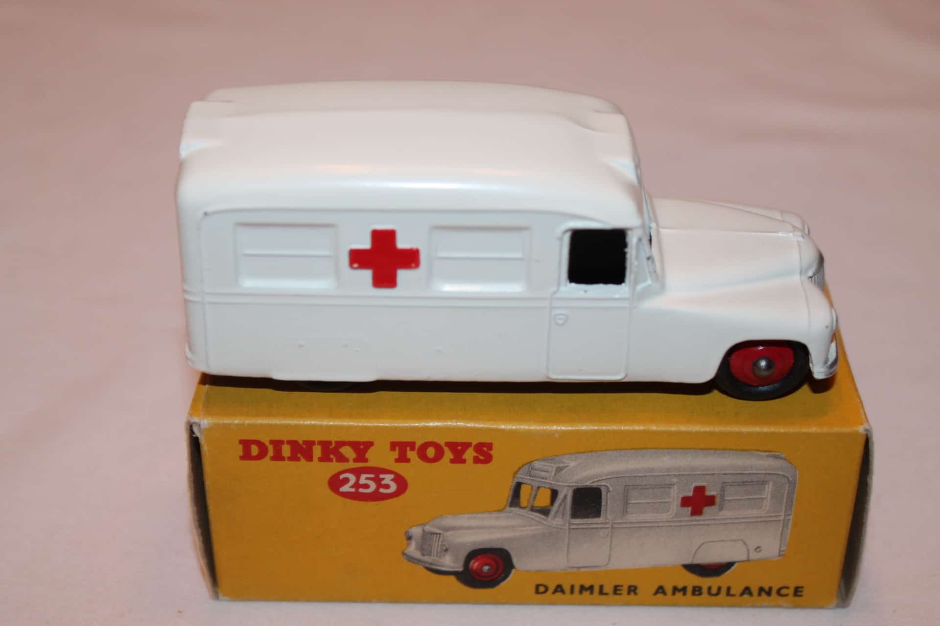 Dinky Toys 253 Daimler Ambulance - Diecast