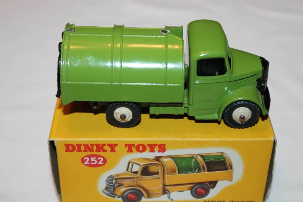 Dinky Toys 252 Bedford Refuse Wagon-side