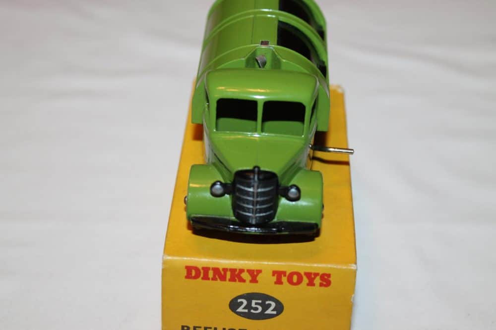 Dinky Toys 252 Bedford Refuse Wagon-front
