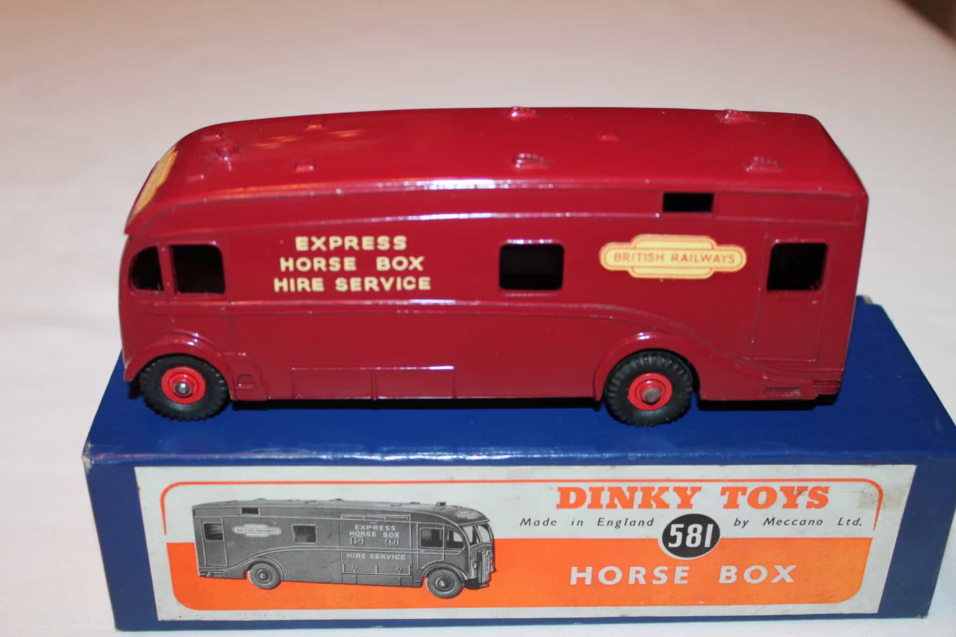 Dinky Toys 581 Horse Box 'British Railways' Diecast