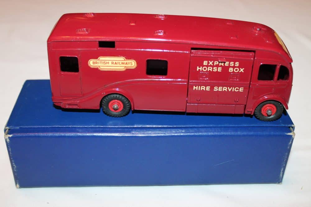 Dinky Toys 581 Horse Box 'British Railways'-side