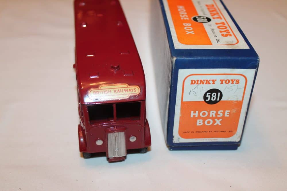 Dinky Toys 581 Horse Box 'British Railways'-front