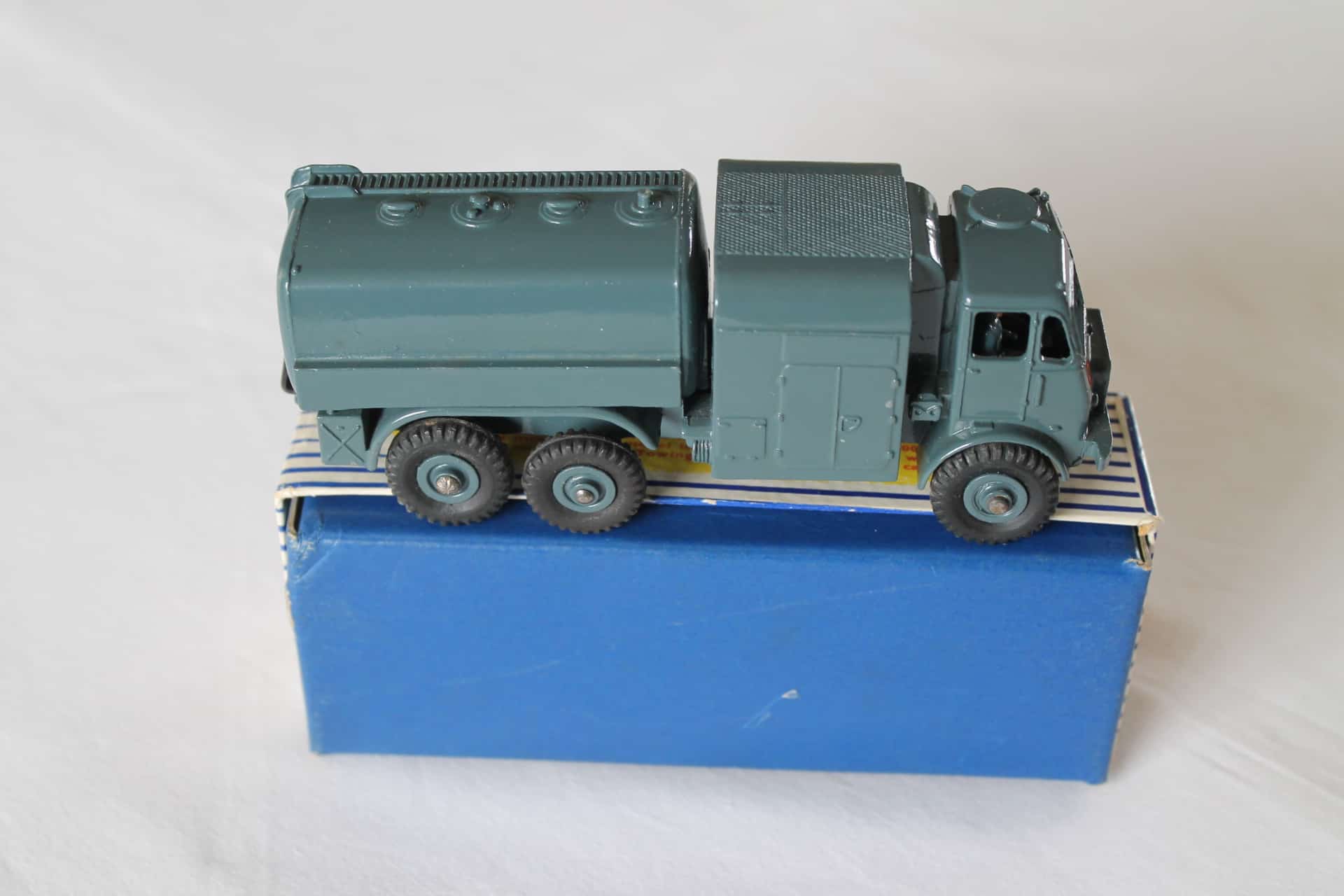 dinky-toys-642-raf-pressure-refueler-diecast