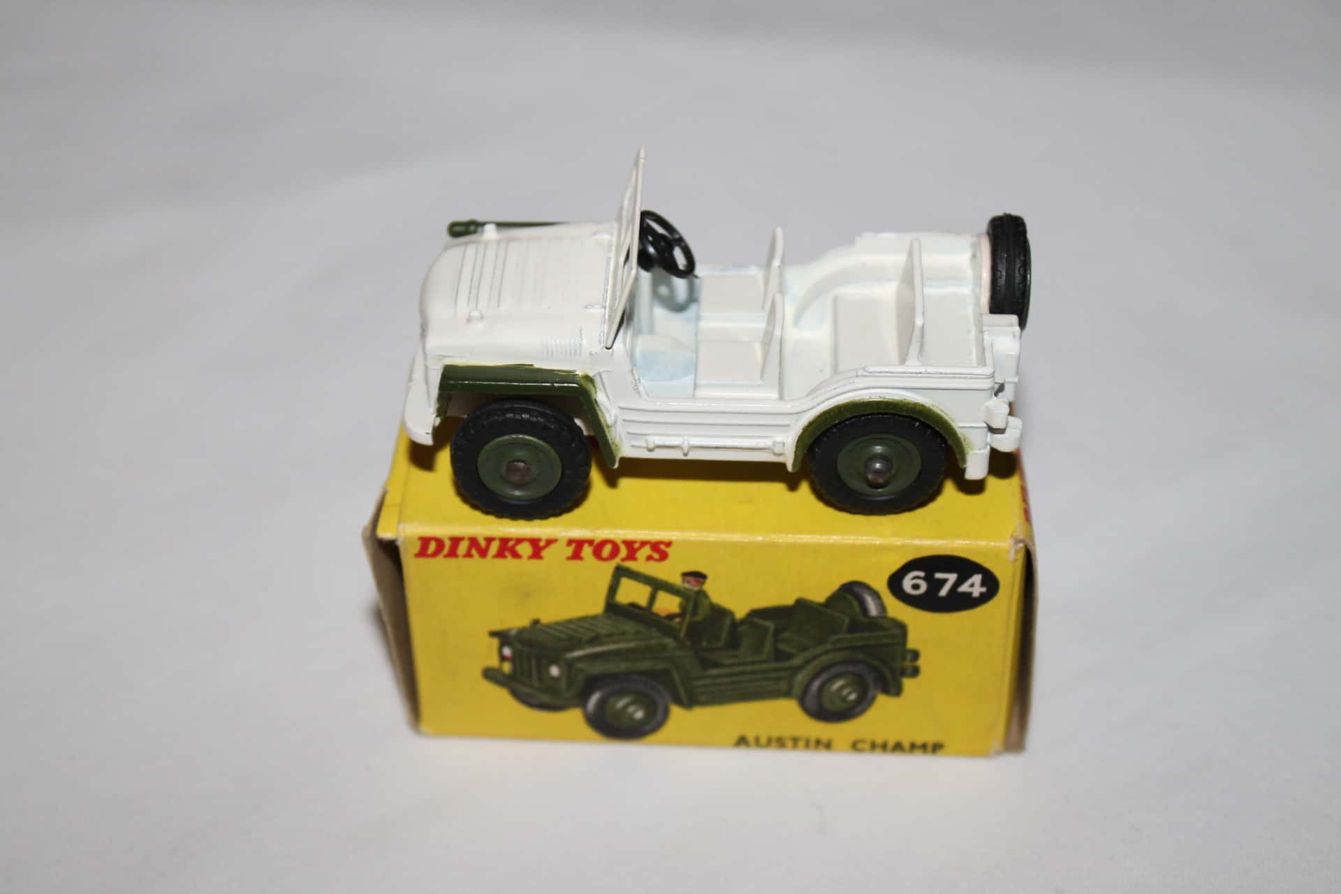 Dinky Toys 674 'UN' Austin Champ - Diecast