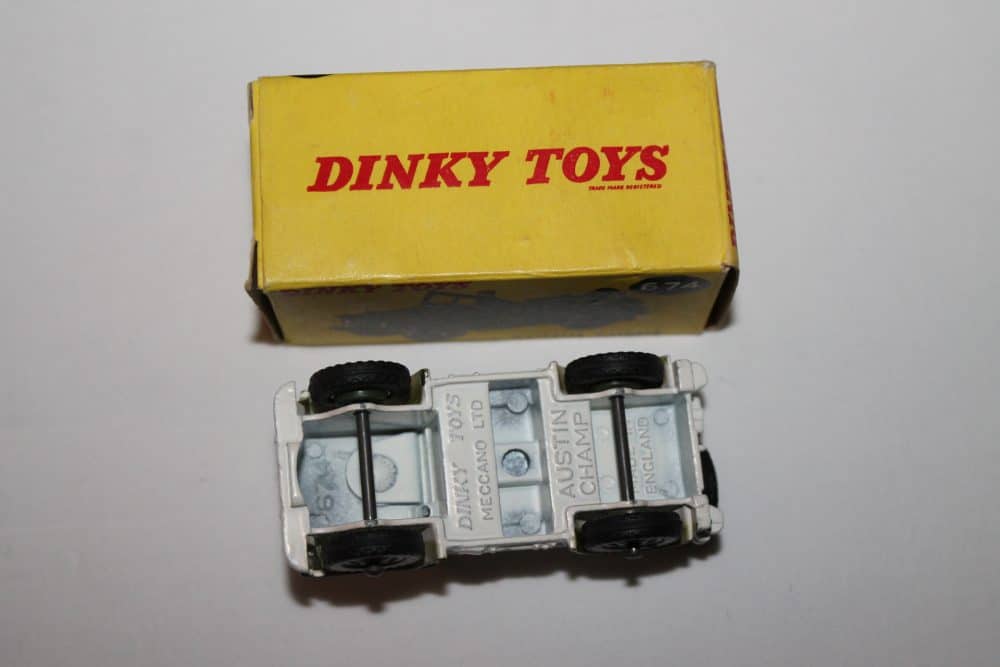 Dinky Toys 674 'UN' Austin Champ-base