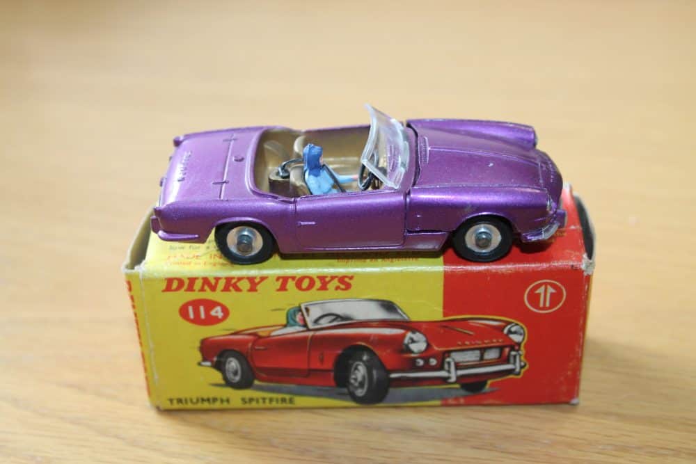 Dinky Toys 114 Triumph Spitfire-side