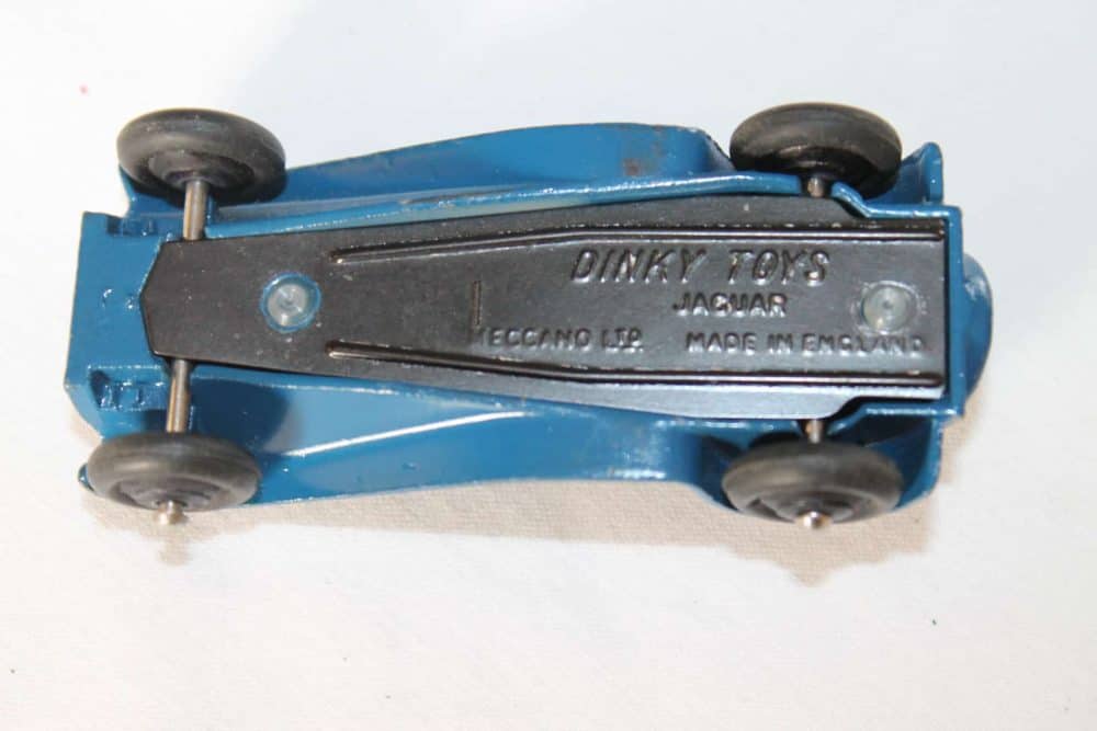 Dinky Toys 038f Jaguar SS-base