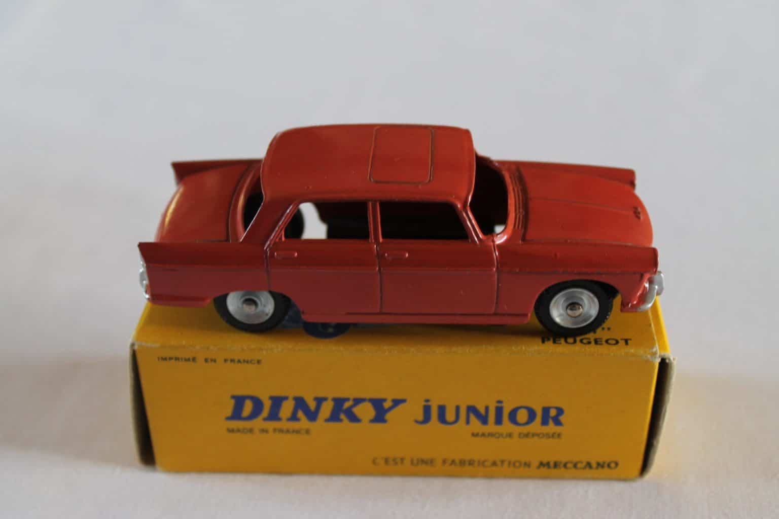 Dinky Toys Peugeot 404 Rouge – Miniature 1/43 édition Junior N°101 Rare