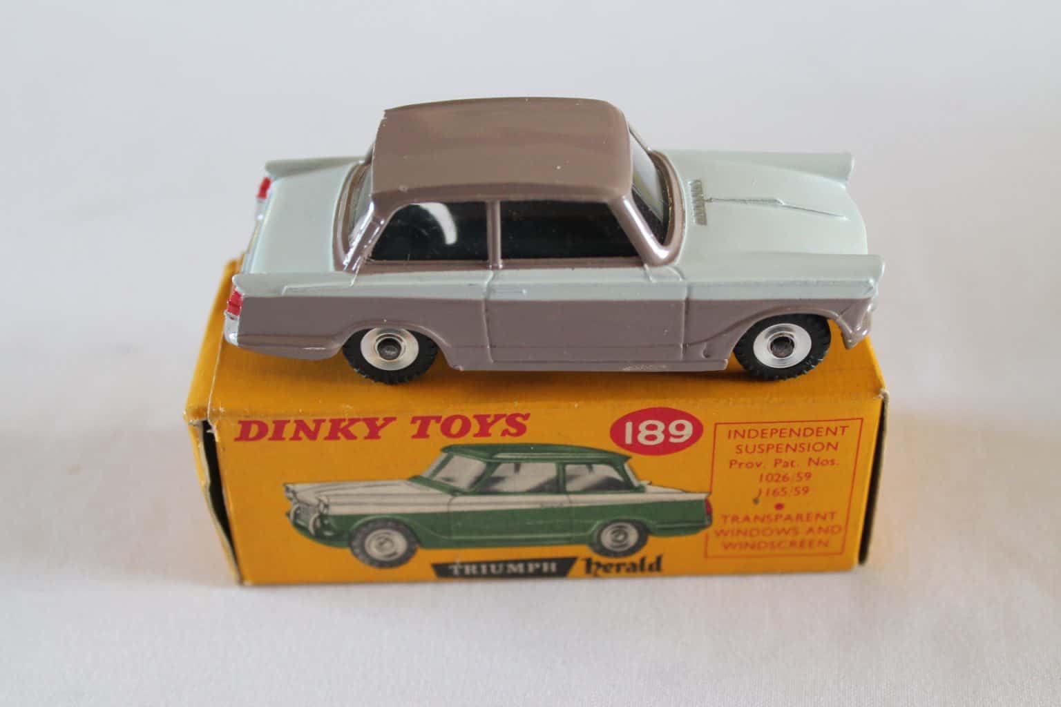 DINKY TOYS #189 TRIUMPH HERALD SALOON CAR IN REPAINTED CONDITION A VINTAGE MODEL | UK DINKY TOYS #189 TRIUMPH HERALD SALOON CAR IN REPAINTED CONDITION A VINTAGE MODEL | UK
