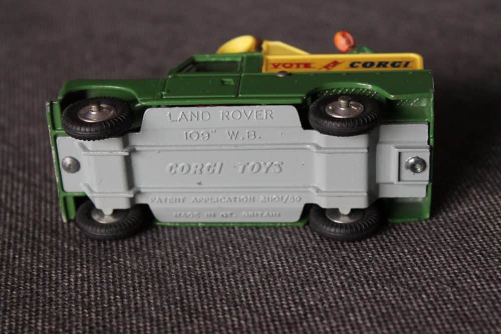 land-rover-public-address-vehicle-corgi-toys-472-base
