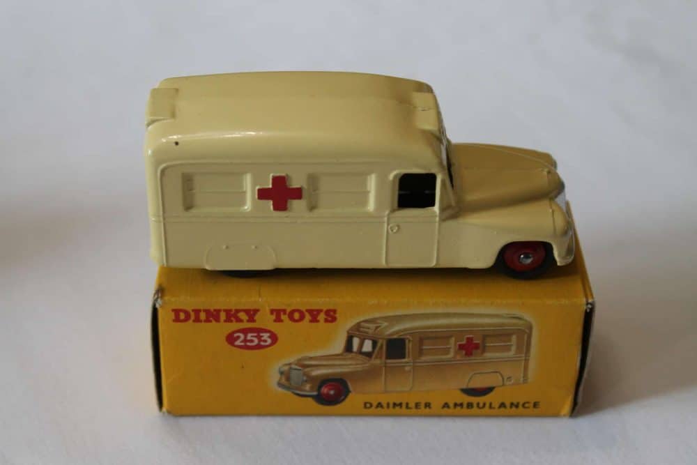 Dinky Toys 253 Daimler Ambulance-side