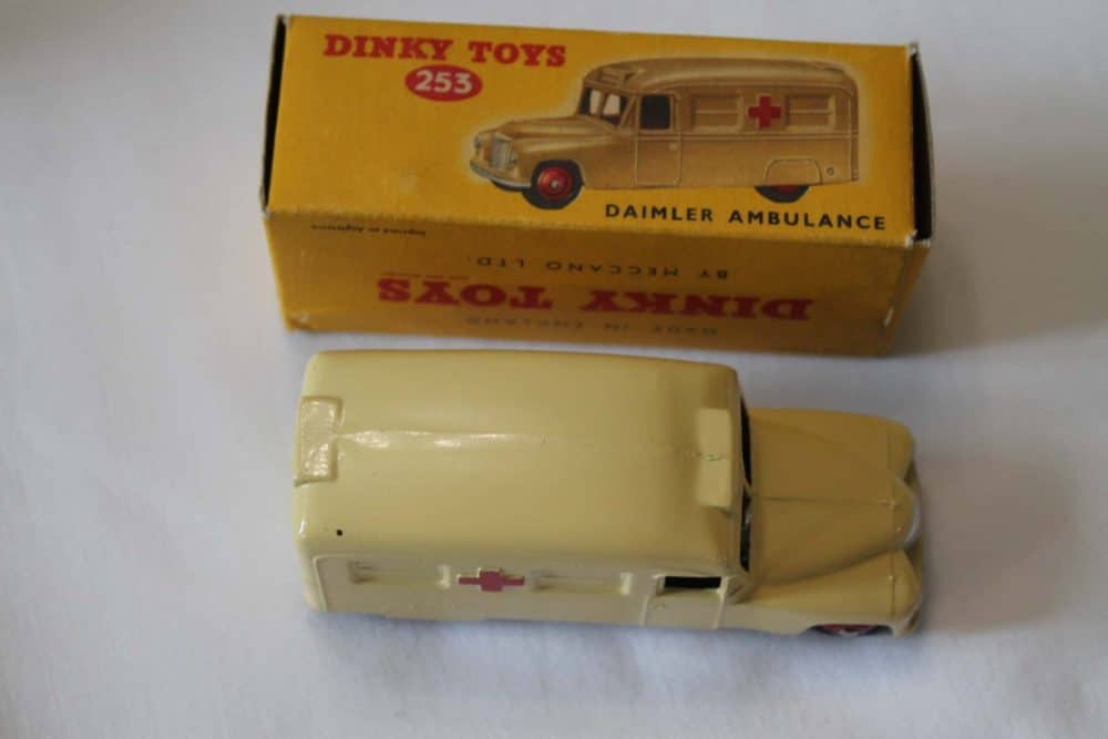 Dinky Toys 253 Daimler Ambulance-top
