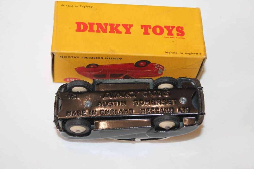 Dinky Toys 161 Austin Somerset Late Issue-base