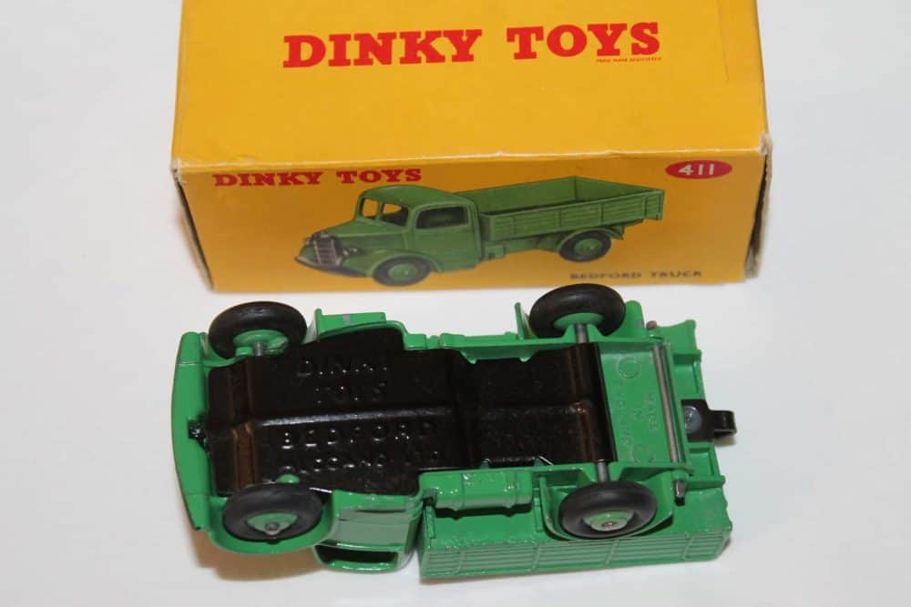Dinky Toys 411 Bedford Truck-base