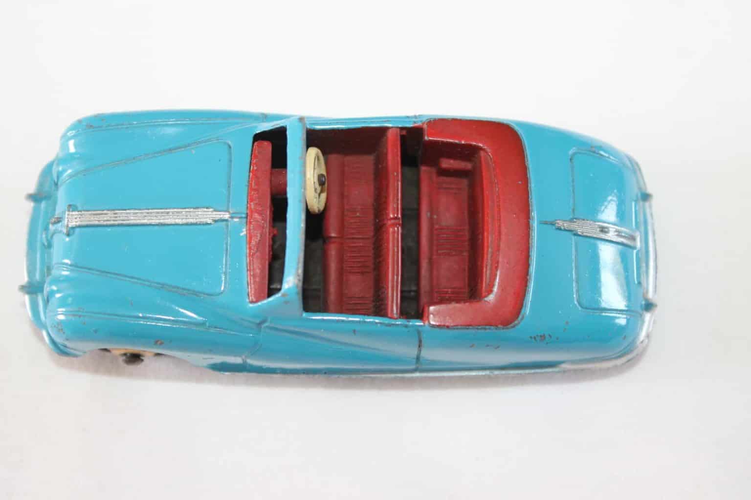 Dinky Toys Vintage N°106 – Austin Atlantic Cabriolet, Rouge Avec Intérieur Bleu Clair
