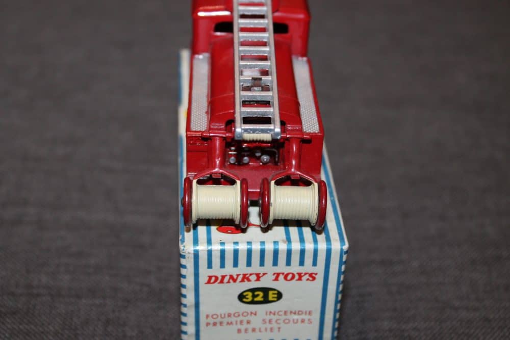berliet-first-aid-venhicle-french-dinky-toys-24e-back
