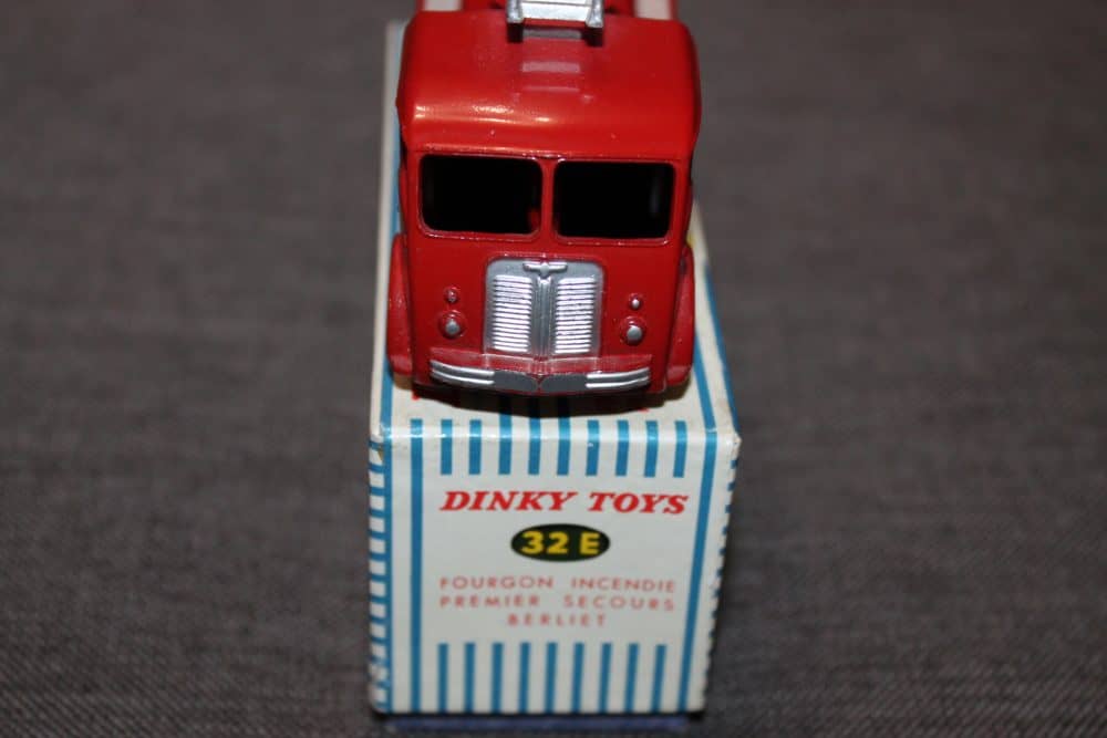 berliet-first-aid-venhicle-french-dinky-toys-24e-front
