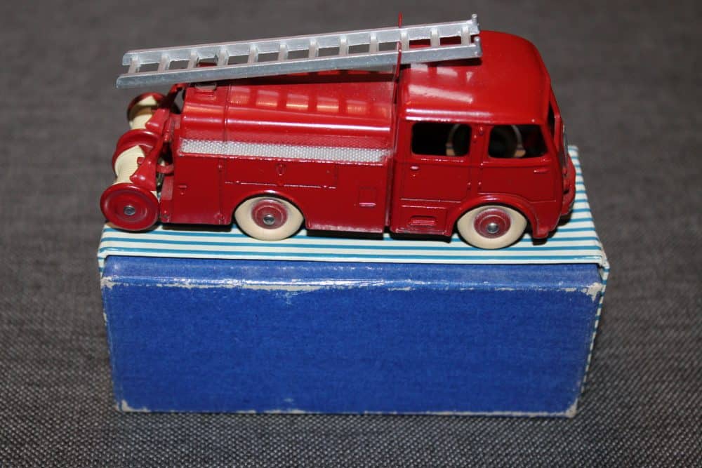 berliet-first-aid-venhicle-french-dinky-toys-24e-side