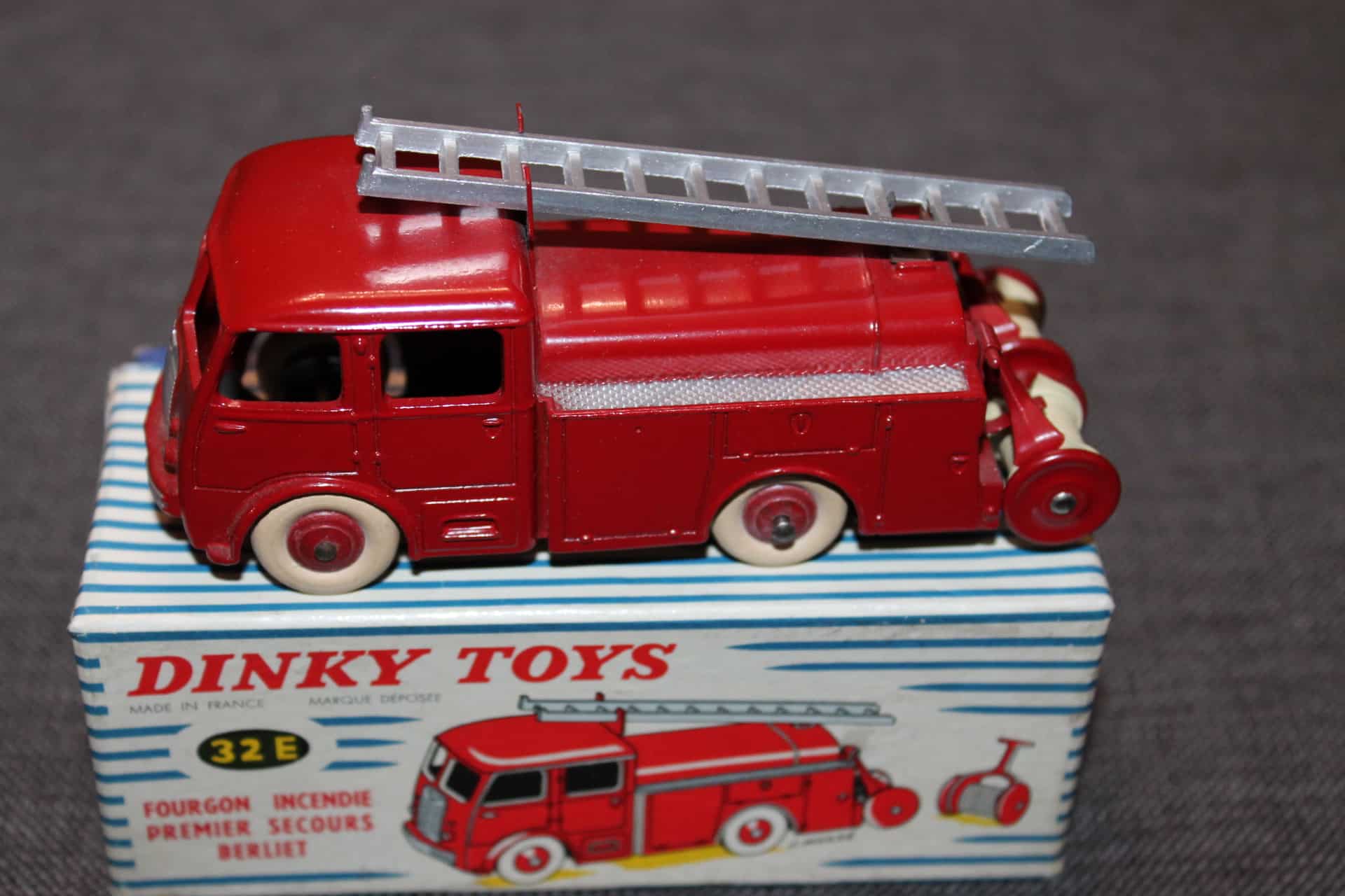 Dinky toys France- Berliet gak , baché , neuf en boite usagée ref 584