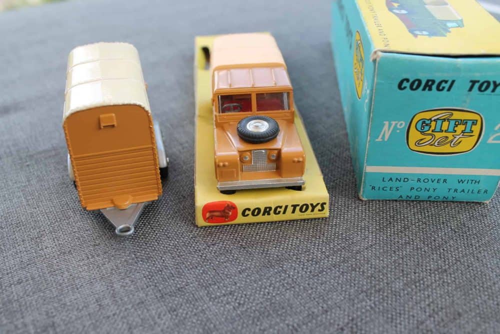 Corgi Toys Gift Set No 2 Land-Rover with Rice's Trailer & Pony-front
