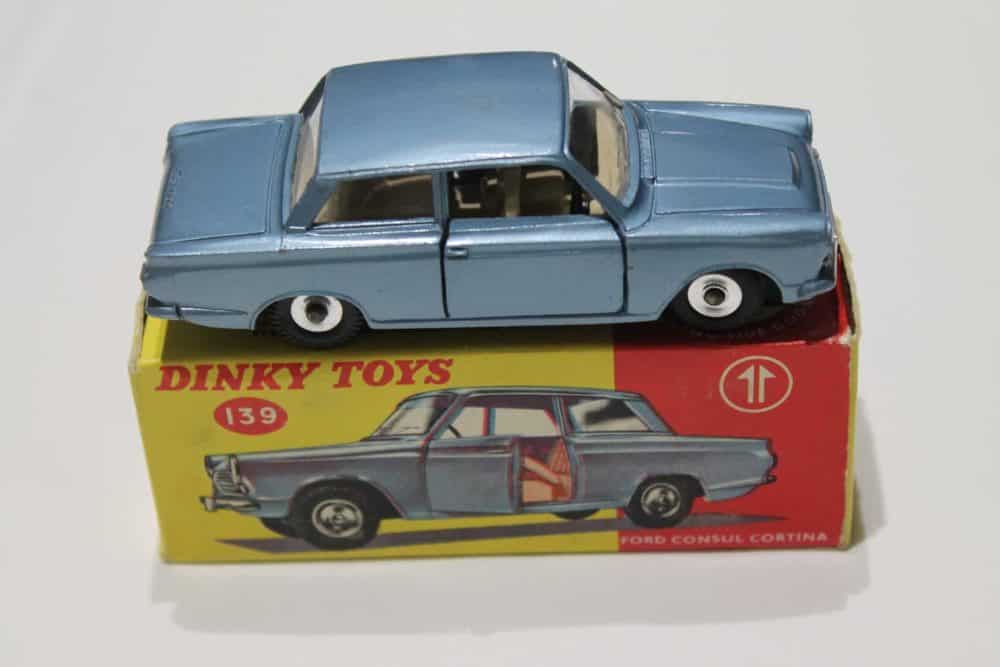 Dinky Toys 139 Ford Cortina-side