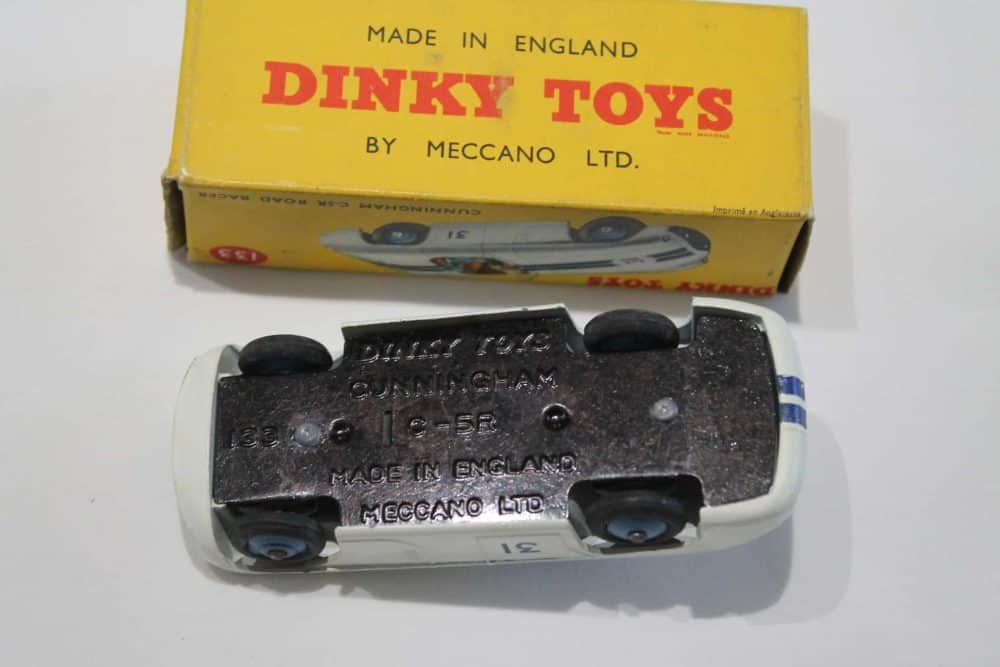 Dinky Toys 133 Cunningham C-5R Road Racer-base