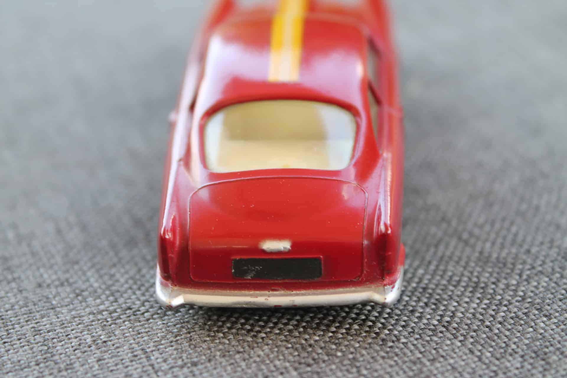 Auto World 1:18 - 1 - Voiture De Sport Miniature - Aston Martin DB5  007: No Time To Die Modele Moule Sous Pression Avec 5 Ouvertures
